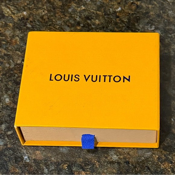 Red Wallet - Picture 4 of 6